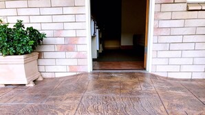 A paved entrance with a potted plant on the left. - Starlight Motor Inn (Roma)