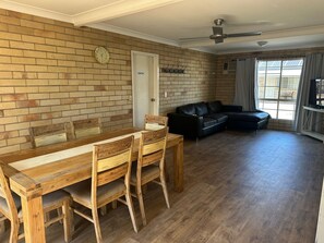 Comfort Apartment | Ruang makan