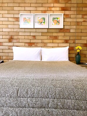 Premium bedding, soundproofing, iron/ironing board, bed sheets - Starlight Motor Inn (Roma)