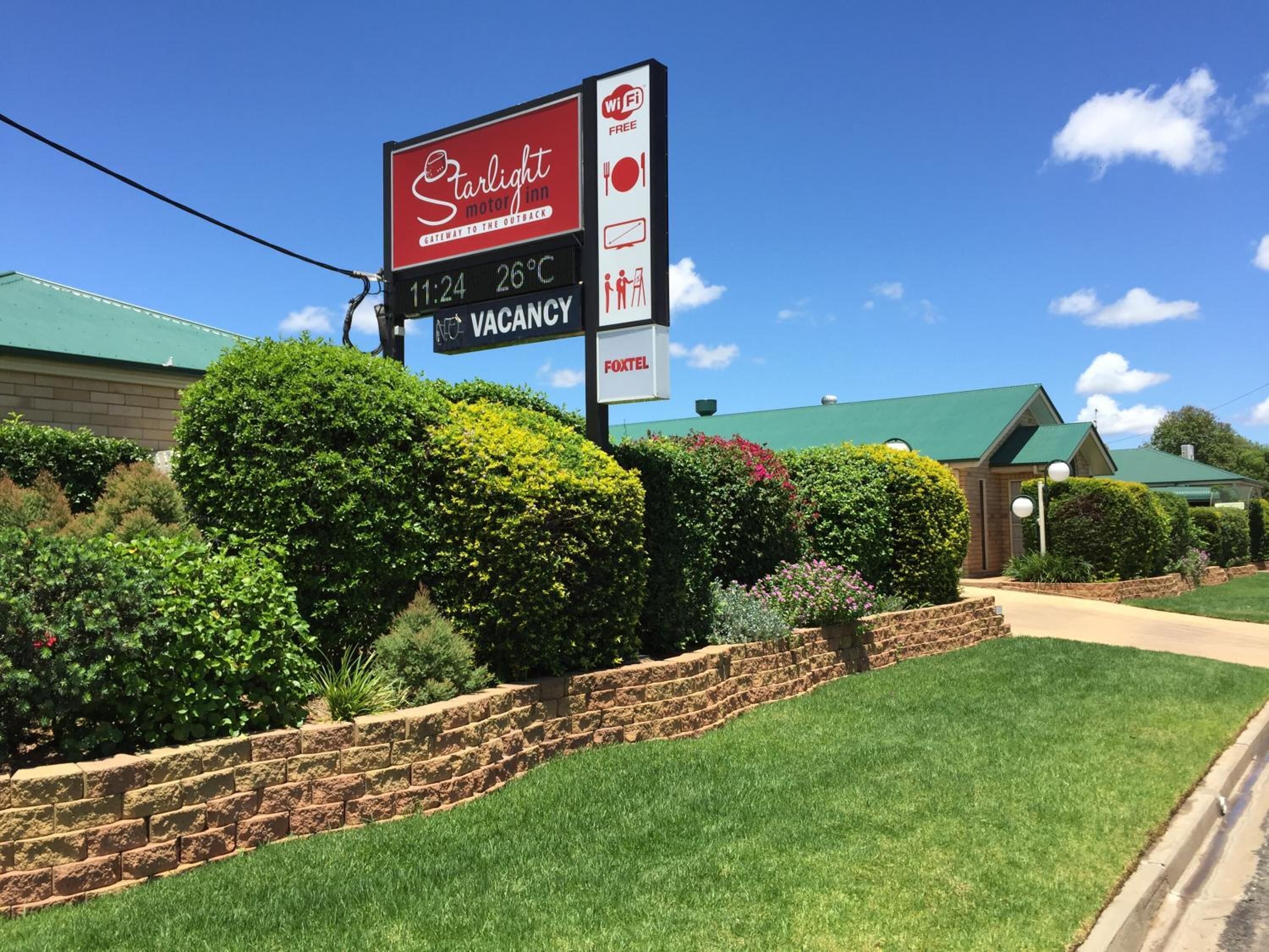 A hotel sign indicating a vacancy, WiFi availability, and a Foxel logo.