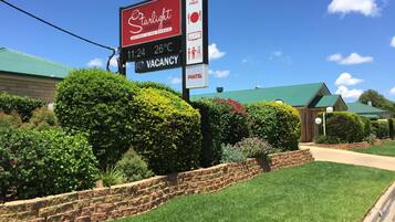 A hotel sign indicating a vacancy, WiFi availability, and a Foxel logo.