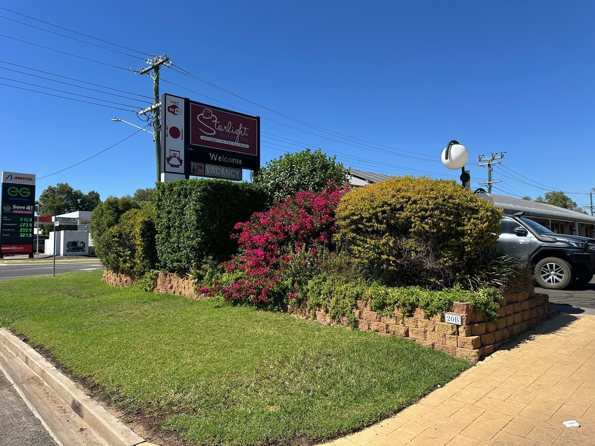 Un motel situé au bord de la route, avec une enseigne indiquant que le Wi-Fi est gratuit, une pancarte d’accueil et un panneau indiquant « complet ».
