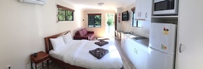 LCD TV, DVD player - Mapleton Cabins & Caravan Park (Mapleton)