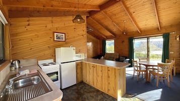 Cottage Supérieur, 2 chambres | Cuisine privée | Réfrigérateur, micro-ondes, cafetière/bouilloire, bouilloire électrique