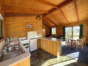Cottage Supérieur, 2 chambres | Cuisine privée | Réfrigérateur, micro-ondes, cafetiÚre/bouilloire, bouilloire électrique