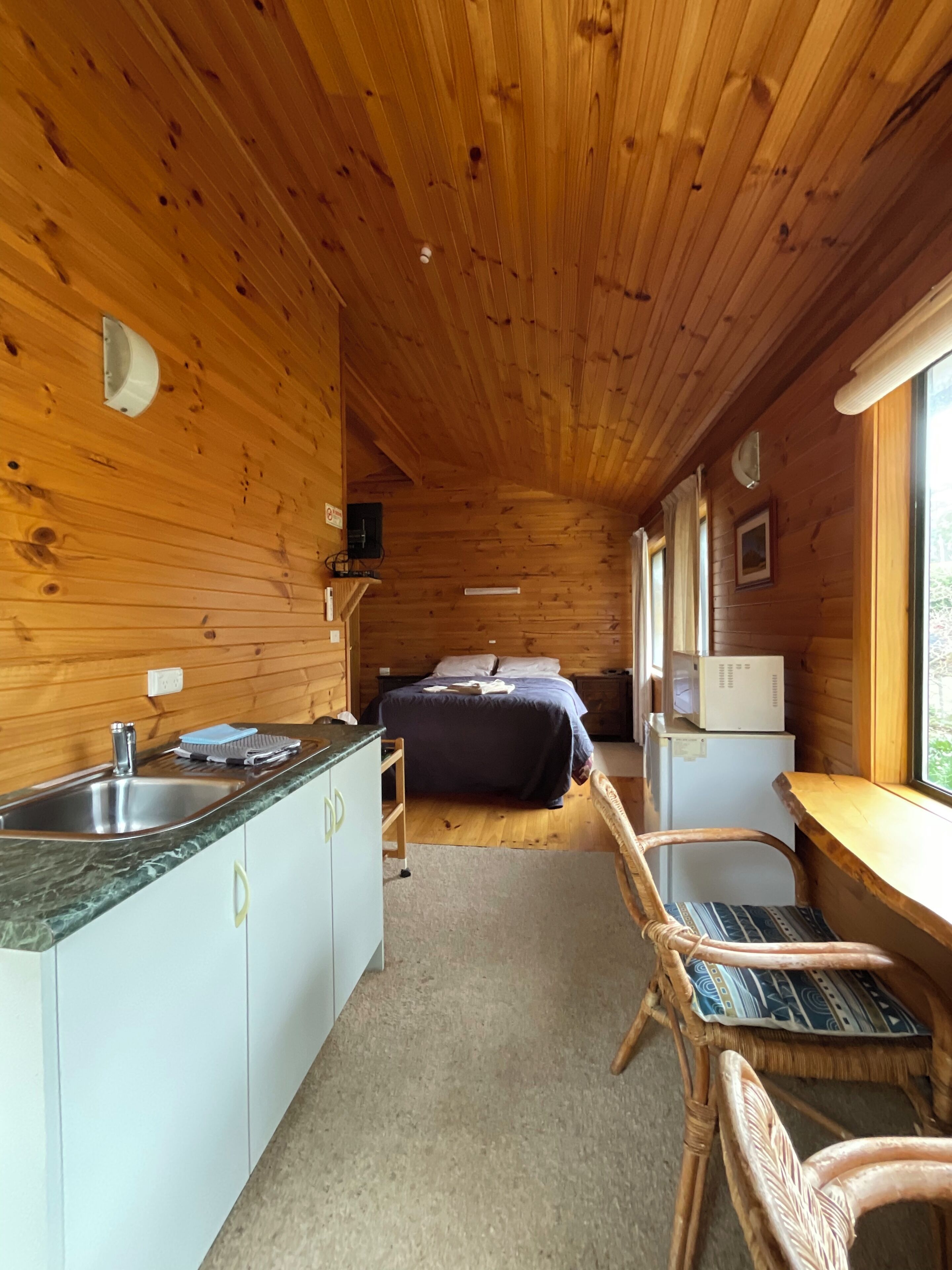 Studio - bubbelbad - utsikt mot bergen | Eget pentry | Kylskåp, mikrovågsugn, kaffe- och tebryggare och vattenkokare