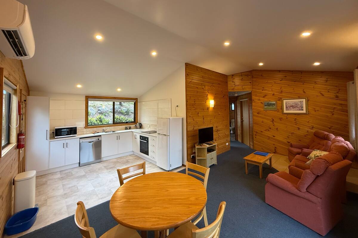 Premium Cottage, 2 Bedrooms, Jetted Tub, Mountain View | Iron/ironing board, WiFi (free), bed sheets