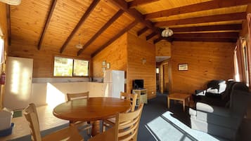 Casa de campo premium, 2 quartos, banheira de hidromassagem, vista para a montanha | Ferros/tábuas de passar roupa, Wi-Fi de cortesia, roupa de cama