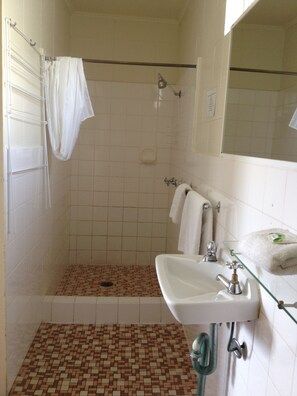 Douche, sèche-cheveux, serviettes fournies