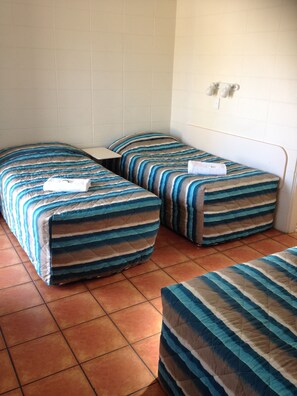 Quarto standard, para não fumantes (Queen) | Ferros/tábuas de passar roupa, Wi-Fi de cortesia
