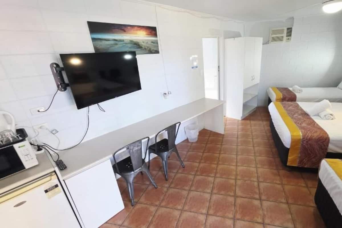 Family Room | Iron/ironing board, free WiFi