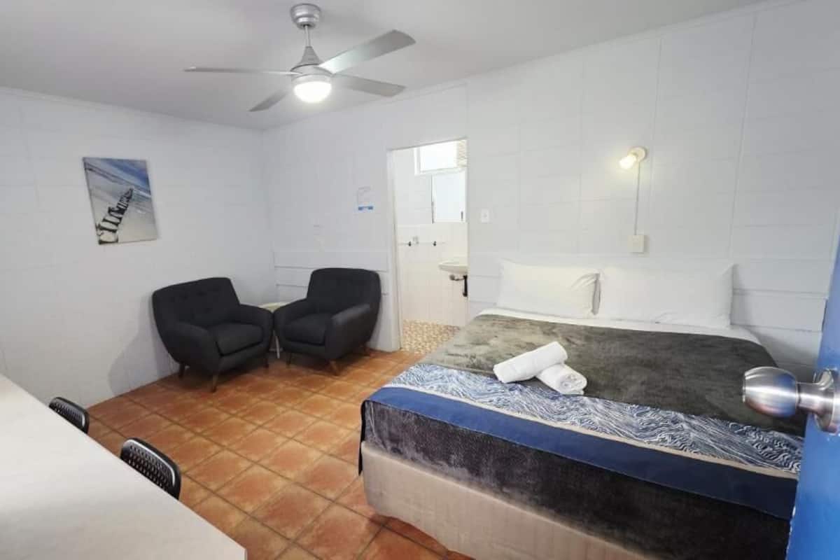 Standard Queen | Iron/ironing board, free WiFi