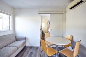 Cabaña estándar (Kosi Cabin) | Zona de estar | Una televisión de pantalla plana