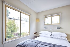 Tabla de planchar con plancha, wifi gratis, ropa de cama