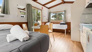 Ein Zimmer mit einem Bett, einem Tisch und einem Stuhl.
