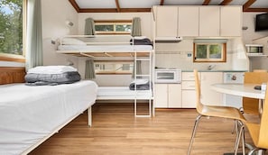 Cabaña básica, baño compartido | Cocineta privada | Refrigerador, microondas, cafetera y tetera y tetera eléctrica