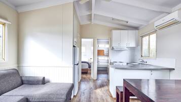 Peti sejuk, ketuhar gelombang mikro, pembancuh kopi/teh, cerek elektrik