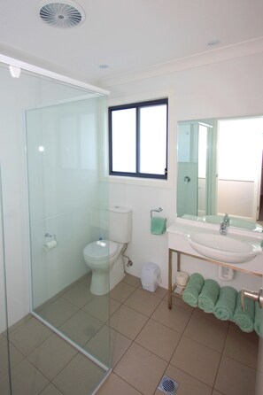 Standard Suite, 2 Bedrooms, Non Smoking, Kitchen (Riverside Villa) | Bathroom | Shower, hair dryer, towels - Del Rio Riverside Resort (Webbs Creek)