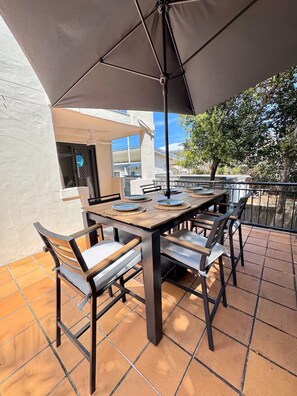 Modern Design Three Bedroom Apartment with Private Balcony | Laptop workspace, iron/ironing board, free WiFi, bed sheets - Beaches on Wave Street (Mermaid Beach)