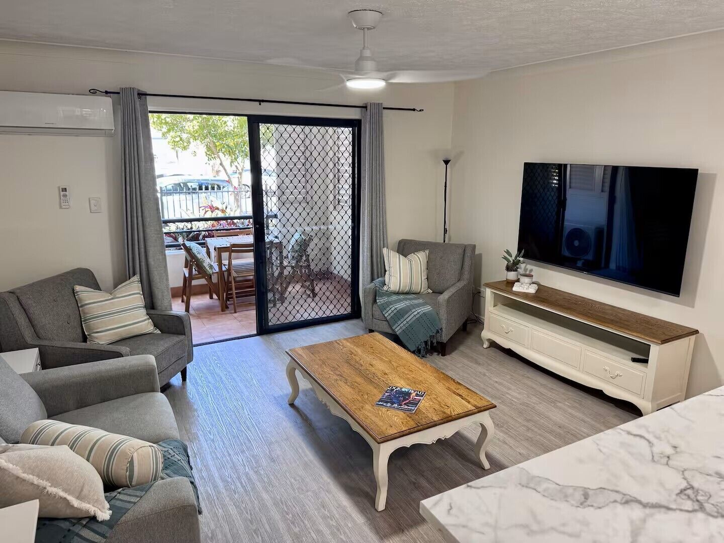 Modern Design Three Bedroom Apartment with Private Balcony | In-room dining