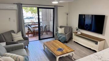 Modern Design Three Bedroom Apartment with Private Balcony | In-room dining