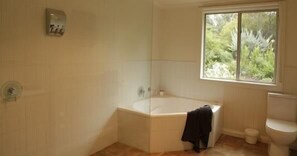 Duschwanne, kostenlose Toilettenartikel, Haartrockner, Handtücher