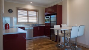 Appartement Penthouse luxueux, 2 chambres, vue sur la ville | Cuisine privée | Réfrigérateur, four à micro-ondes, cafetière-théière