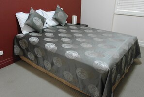 Economy Studio, 1 Bedroom | Desk, soundproofing, iron/ironing board, free WiFi - Hampton Court Apartments (Clayfield)