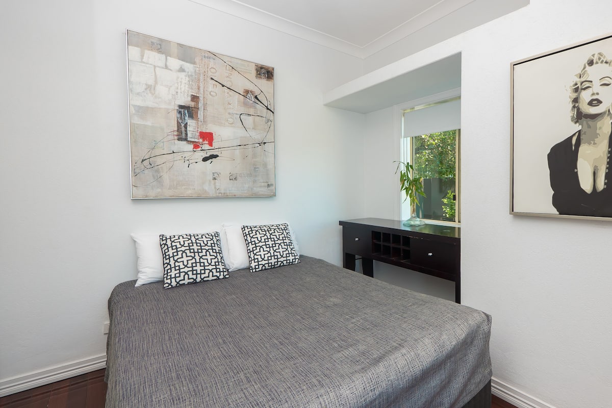 Superior Apartment, 2 Bedrooms, Mountain View | 1 bilik tidur, meja, kalis bunyi, seterika/papan seterika