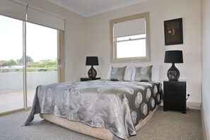 Leilighet, 2 soverom, byutsikt | Skrivebord, lydisolert og strykejern/-brett