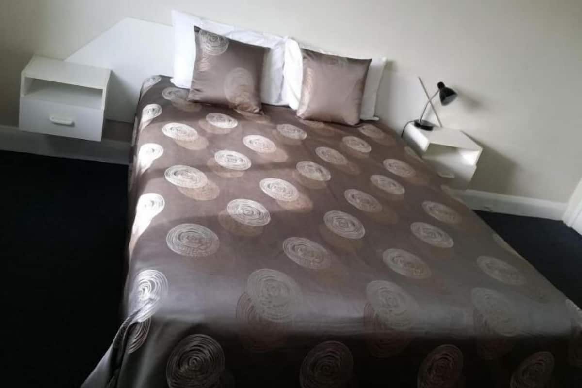 1 bilik tidur, meja, kalis bunyi, seterika/papan seterika