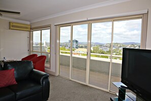 Leilighet, 2 soverom, byutsikt | Oppholdsområde | LCD-TV