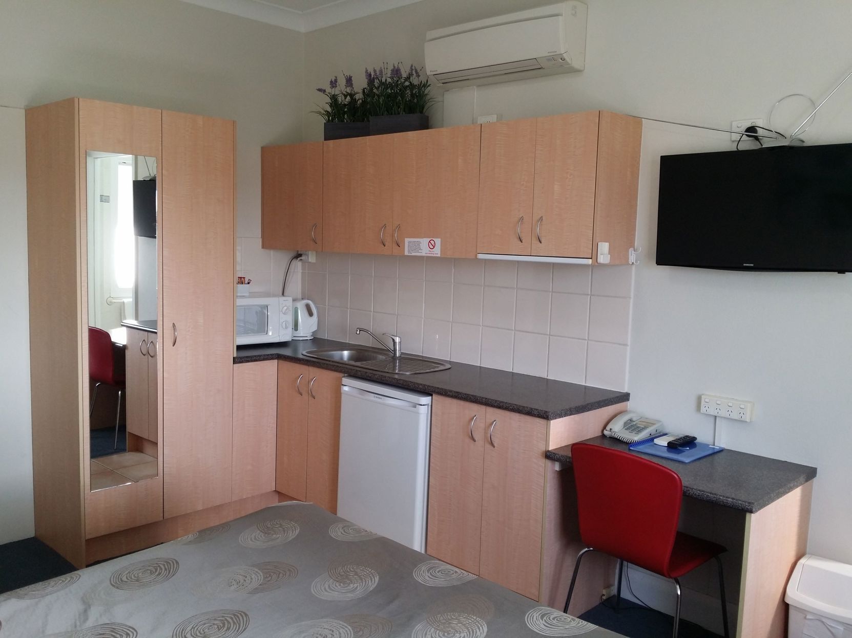 Desk, soundproofing, iron/ironing board, free WiFi