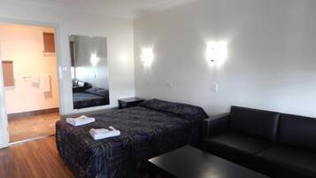 Executive Suite, 1 Bedroom, Non Smoking (Executive Motel) | Free WiFi