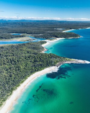 Una spiaggia nelle vicinanze, kayak