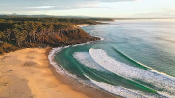 Una playa cerca, kayak