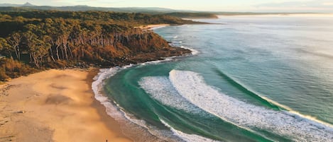 Una playa cerca, kayak