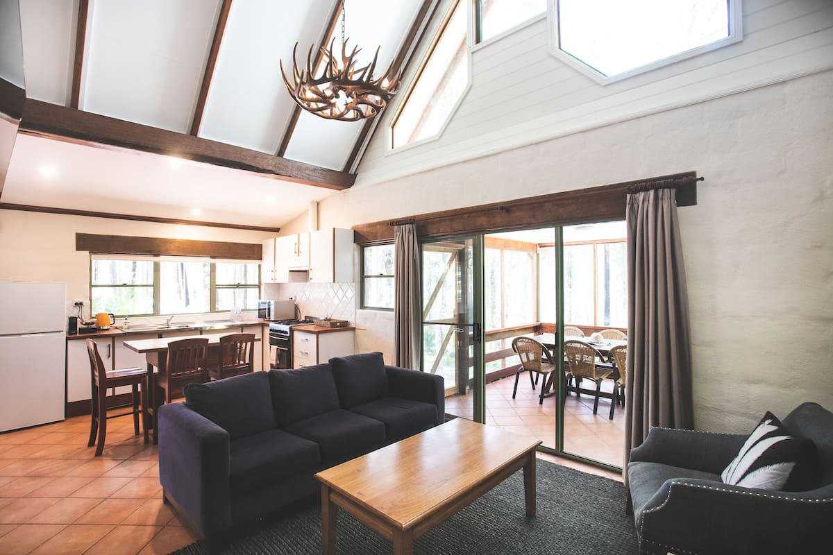 Sumarhús - mörg svefnherbergi - reyklaust (Hideaway Cabin) | Stofa