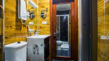 Kamar Single Standar | Kamar mandi | Handuk