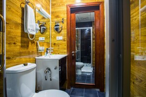 Kamar Single Standar | Kamar mandi | Handuk
