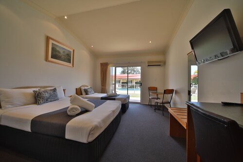 Emerald Explorers Inn