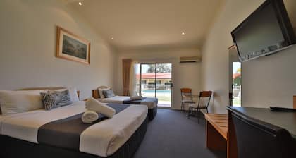 Emerald Explorers Inn