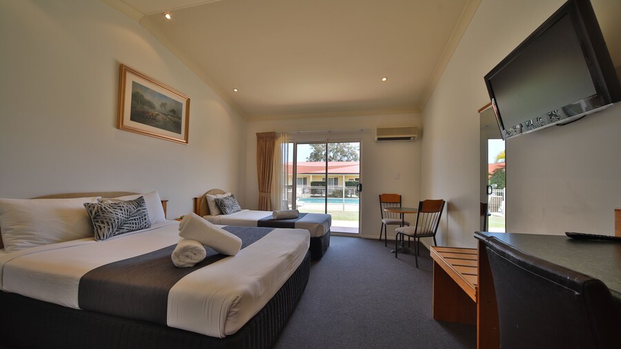 Emerald Explorers Inn