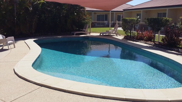 Outdoor pool, pool loungers - Emerald Explorers Inn (Emerald)