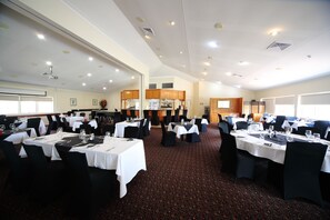 Daily full breakfast for a fee - Emerald Explorers Inn (Emerald)