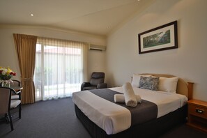 Standard Spa Suite | Desk, iron/ironing board, free WiFi, bed sheets - Emerald Explorers Inn (Emerald)