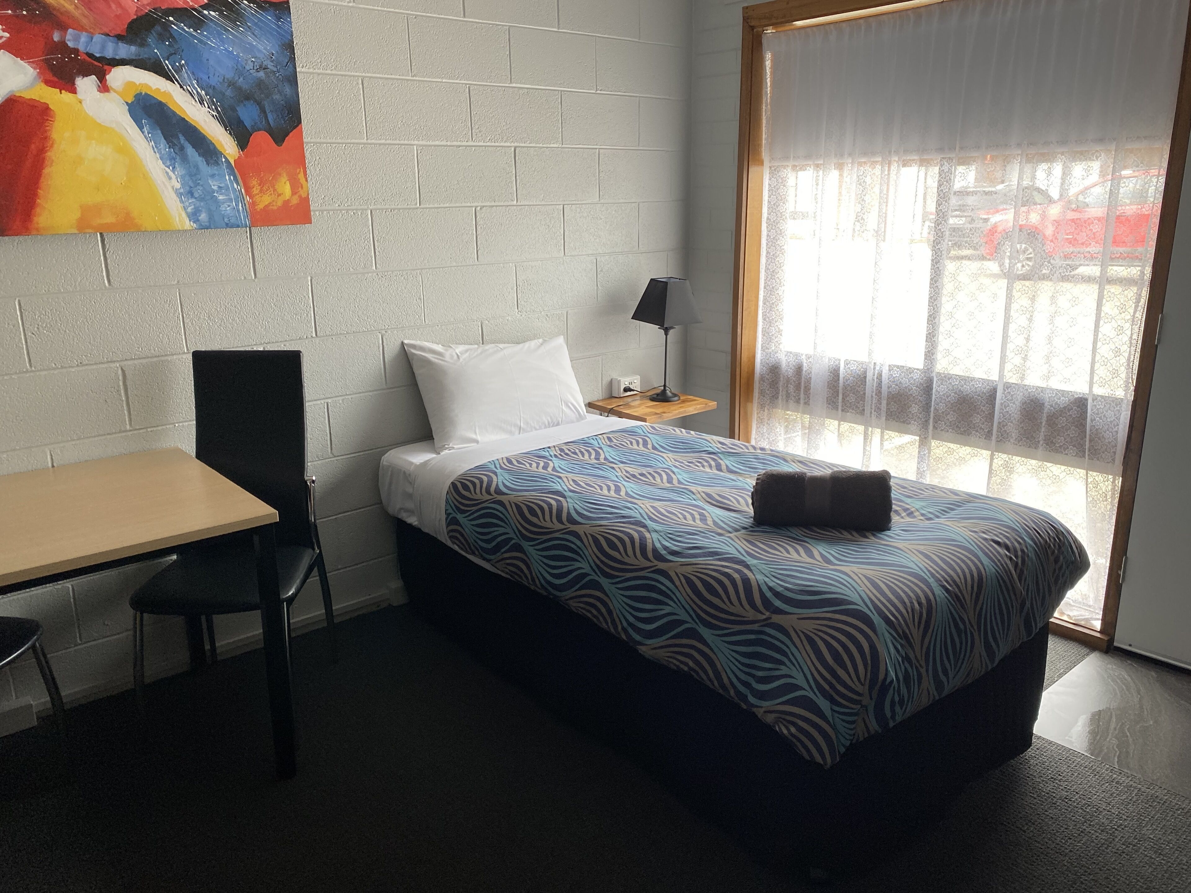 Twin Singles | Living room | Flat-screen TV, Netflix