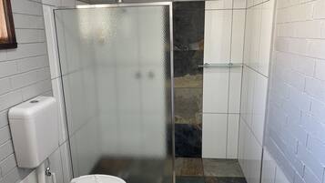 Svit Deluxe - 1 sovrum - icke-rökare (Deluxe Queen) | Badrum | Dusch, hårtork och handdukar