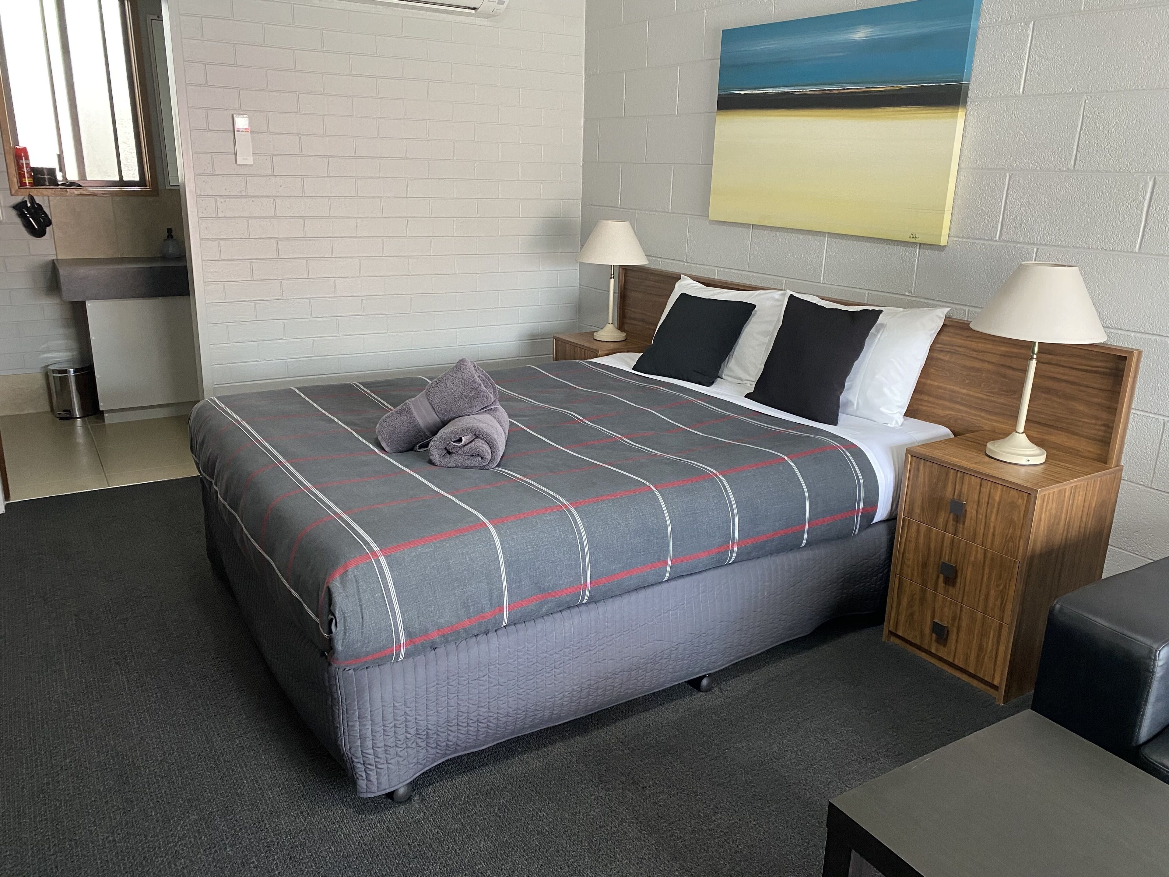 Standard Queen  | Iron/ironing board, free cots/infant beds, free WiFi, bed sheets