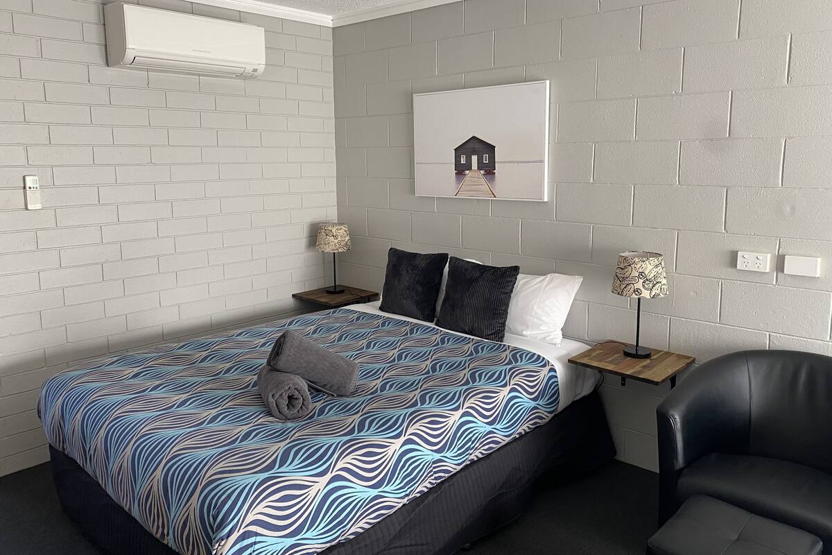 Suite Deluxe, 1 chambre, non-fumeur (Deluxe Queen) | Fer et planche à repasser, lit de bébé (gratuit)